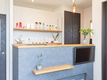 オッディーヘアー アンド スキン(ODDIY HAIR&SKIN)の雰囲気（受付カウンター）