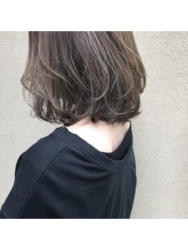 マウロア(MAULOA) “細かめハイライト 切りっぱなし ベージュミルク”中西英美子