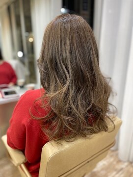 プラグ(Plug) 大人ロング×白髪ぼかしハイライト