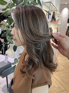 ステア ケース(stair case) 顔まわりの白髪はハイライトにしちゃいましょ♪白髪ぼかし