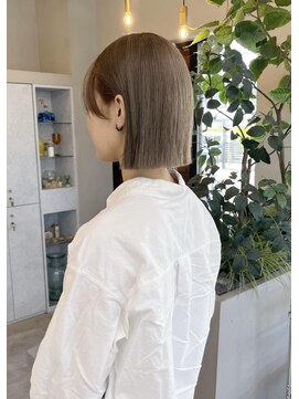 リットバイウェイズ(Lit by WAYS) ぷつっとbob × くすみベージュ