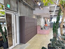 広々とした受付で心地の良い美容室時間を[ブリーチ/ダブルカラー/インナーカラー/髪質改善/前髪カット]