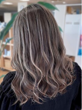 シャルムバイケンジ(Charm.by KENJE) デザインカラーバレイヤージュ細めハイライト白髪ぼかし東京銀座