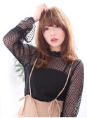 顔まわりを包み込む上品なフォルムで女性らしく