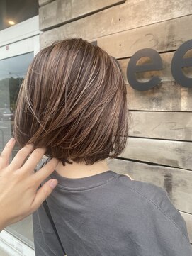 ビー(bee) ショートボブ×白髪ぼかしハイライト