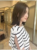 オリーブベージュ 長め前髪ボブ 顔周りレイヤーボブ 外ハネロブ