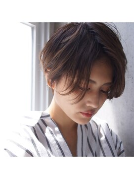 アトリエ フェム(atelier.fem) atelier.fem　小顔に見える大人センターパートショート