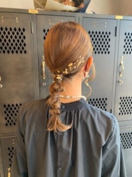 アチーブリス(achieve Liss) ヘアセット 華やか個性的ポニーテール 金箔 結婚式 お呼ばれ