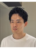 ビジネスマンの方にも程よくラフな抜け感を。ピンパーマショート