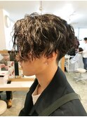 センターパートツイストスパイラルパーマメンズ波巻きパーマ