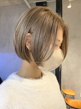 エリマ 調布(elima) ベージュ ブリーチ ショートボブ ダブルカラー 前髪なし 調布