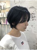 ショートヘアでより映えネイビー
