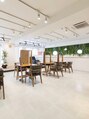 ビューイースト 亀戸 錦糸町(VIEW EAST) 広々とした店内。ナチュラルなサロン空間。