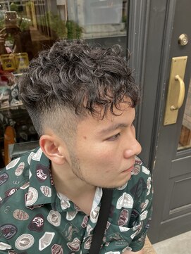 フォーコーナーズ(Four Corners) スペインカール／スパイラルパーマ／スキンフェード