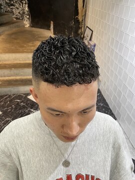 メリケンバーバーショップ フクオカ(MERICAN BARBERSHOP FUK) 波巻き束感ショートツーブロックマッシュアップバングコンマヘア