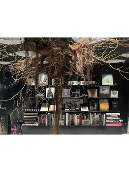 コンセプトは【髪の美術館】◇ヘア×ファッション×アートが共鳴し合うギャラリーのような空間。