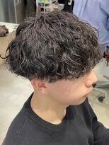 フィフス 天神大名(fifth)&nbsp;天神大名波巻きスパイラルパーマメンズカットセンターパート30代