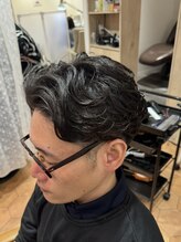 《人気急上昇パーマ》シャープな毛流れのフェザーパーマは、セット次第で印象が変わるトレンドパーマ＊