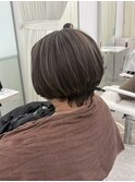 丸みショートボブ白髪ぼかしハイライト