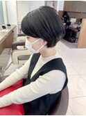 黒髪でもかるさとおさまりのあるショートボブ