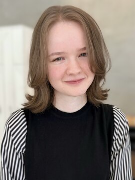 アトロ(Atoro) 顔周りレイヤーでふんわり小顔見えくびれボブ