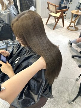 ホロ(hollo) オリーブカラー レイヤー 韓国風 くびれヘア 透明感大人可愛い