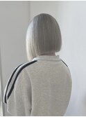 ホワイトカラー×切りっぱなしボブ