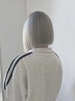 ボンド(BOND)&nbsp;ホワイトカラー×切りっぱなしボブ