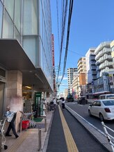 左手の【ワイズマート】を目印にまっすぐ進んでください！