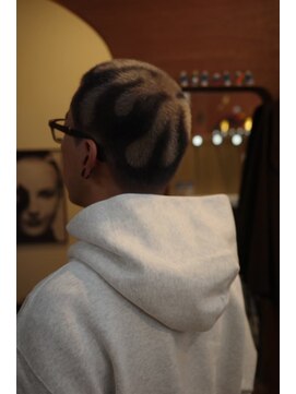 エディ(Edy) メンズ刈り上げスキンフェードケアブリーチホワイトシルバー岡山