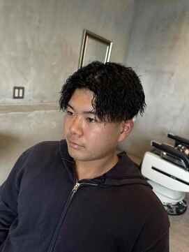 バーバーショップ フォーシーズン(BAR BER SHOP FOURSEASON) ツイストスパイラル/センターパート/スキンフェード