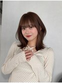 外ハネミディアムレイヤーで大人っぽく上品なスタイル