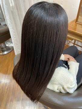 カミエ(kamie) 上質なブラウンで魅せるセミロングスタイル
