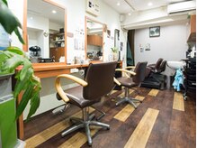 グリーンヘアサロン(Green hair salon)の雰囲気（グリーン×木目調の温かい店内です☆）