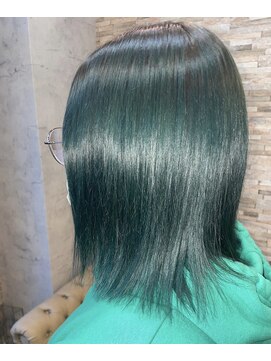 ヘアリゾートガーデンカルム(Hair Resort Garden CALM) エメラルドグリーン×ミディアムボブ