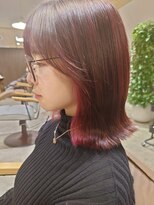 ビスポーク(BESPOKE)&nbsp;しっかりピンクのイヤリングカラーが可愛い♪外ハネミディボブ