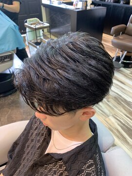 カットスタジオ フタバ(CUT STUDIO FUTABA) シースルーセンターパート韓国マッシュ黒髪刈り上げツーブロック