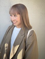 タヴィ(Tavi) ブリーチカラーのベージュヘア/ベージュカラー/外ハネボブ
