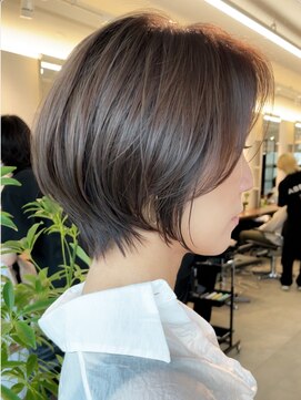 エリマ  茅ヶ崎(elima) 茅ヶ崎大人ショートボブベージュ丸みレイヤーくびれ