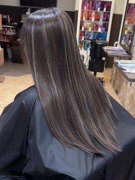 ゼウス(Zeus.) 海外ヘアーハッシュカットレイヤーカットハイライトカラー