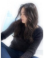 アイビー(Ivy)&nbsp;強めカールのグラマラスなロングスタイル