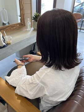 ハレイル(HALEIRU) 外ハネが可愛いミディアムヘアー