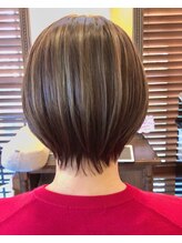 白髪を「隠す」から「魅せる」へ。ハイライトで馴染ませる、伸びても気にならない上品カラー