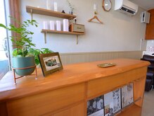 ソイル(Soil)の雰囲気（カウンターの照明や棚、スピーカーにもこだわりが詰まってます！）