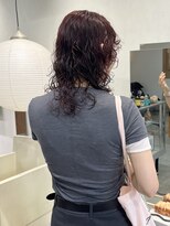 ミン(MIN)&nbsp;クセを活かしたスタイリングと赤髪