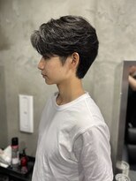 クロム(CHROM)&nbsp;黒髪センターパート×フェザーパーマ