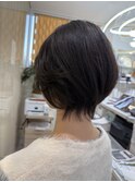 大人の変身、軽やかに揺れるミニマムボブ