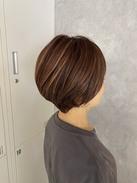 モク(mok) くびれショート×白髪ぼかしハイライト