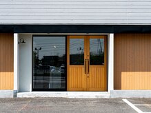 大きなドアから入る非日常空間へ