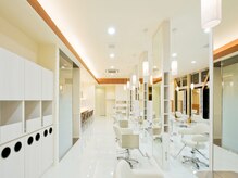 レイフィールド 江南店の雰囲気（白を基調とした広々店内でゆっくりおくつろぎいただけます）